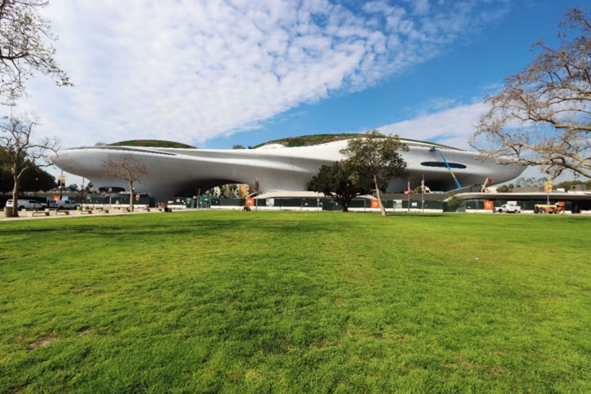 نمای جانبی از ساختمان دوار و سفید موزه لوکاس در حال ساخت