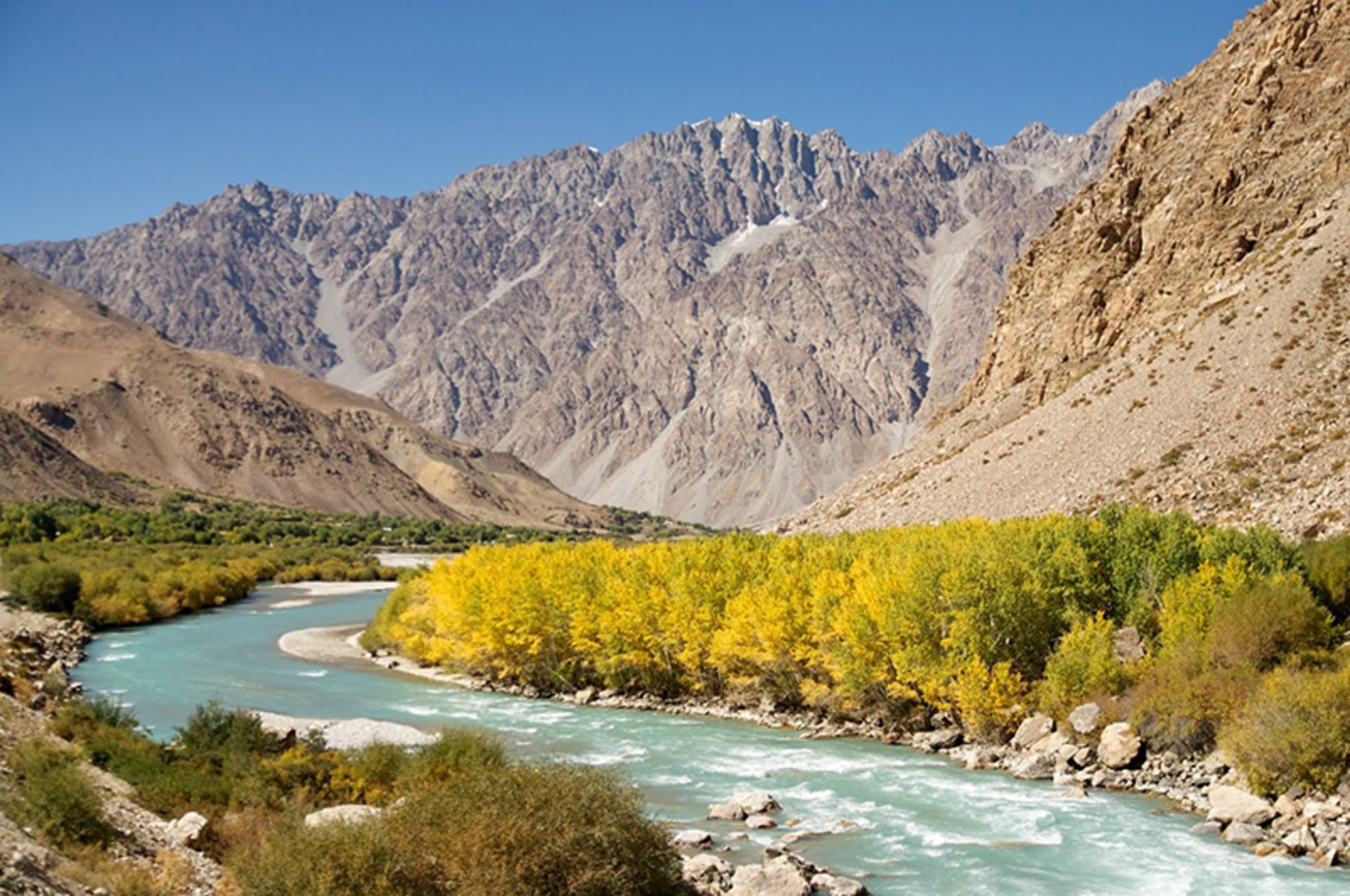 رودخانه مرغاب در حاشیه شهر مرغاب