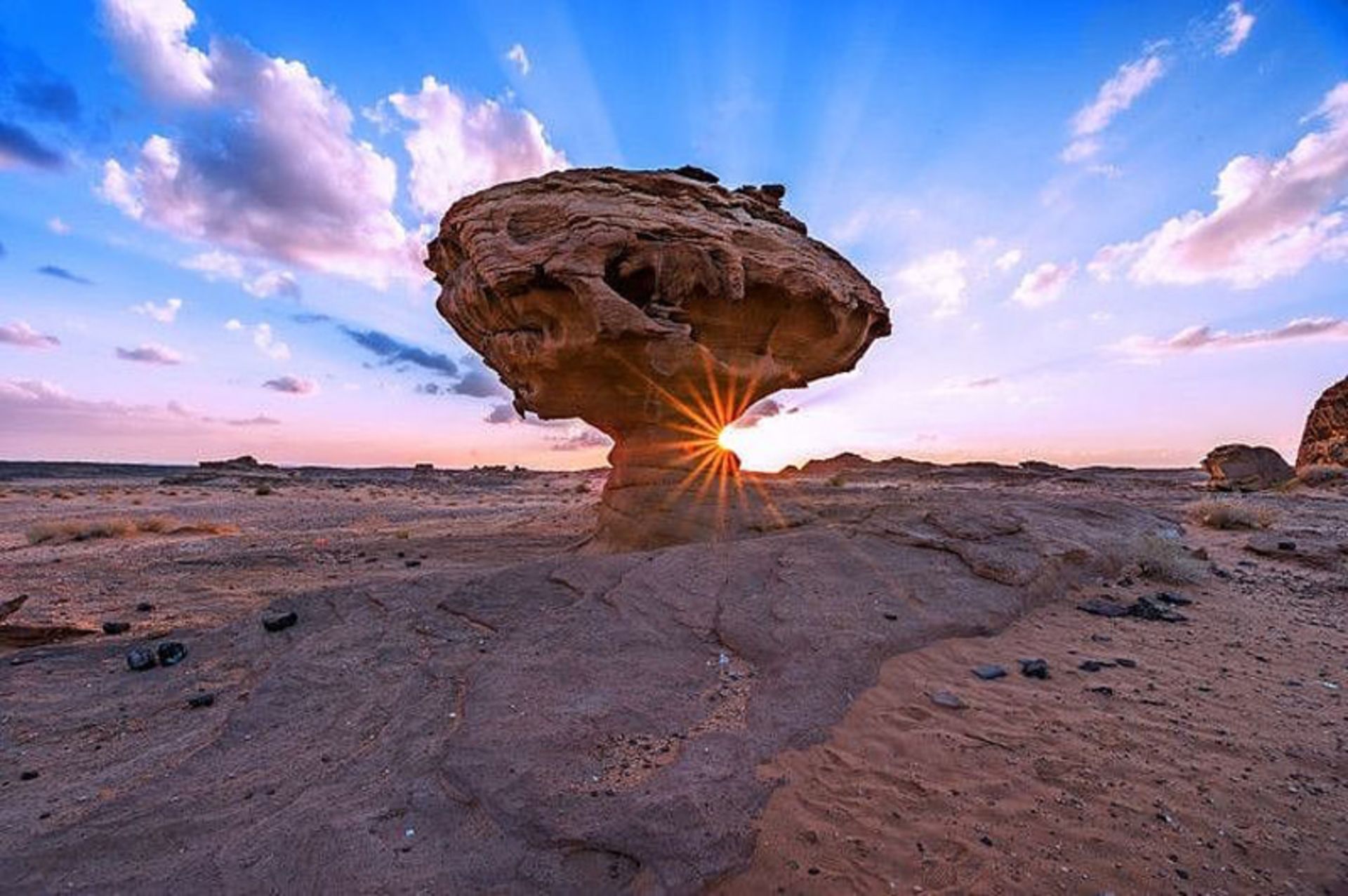 صخره‌ ای به شکل قارچ در میان بیابان العلا در عربستان
