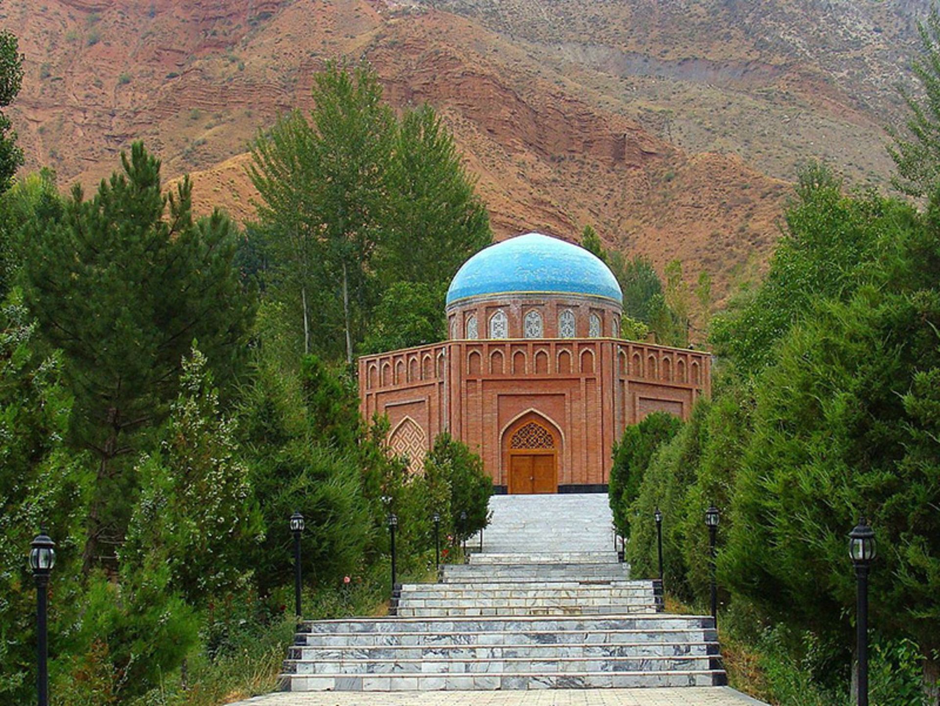 مقبره رودکی در میان بوستان سرسبز 