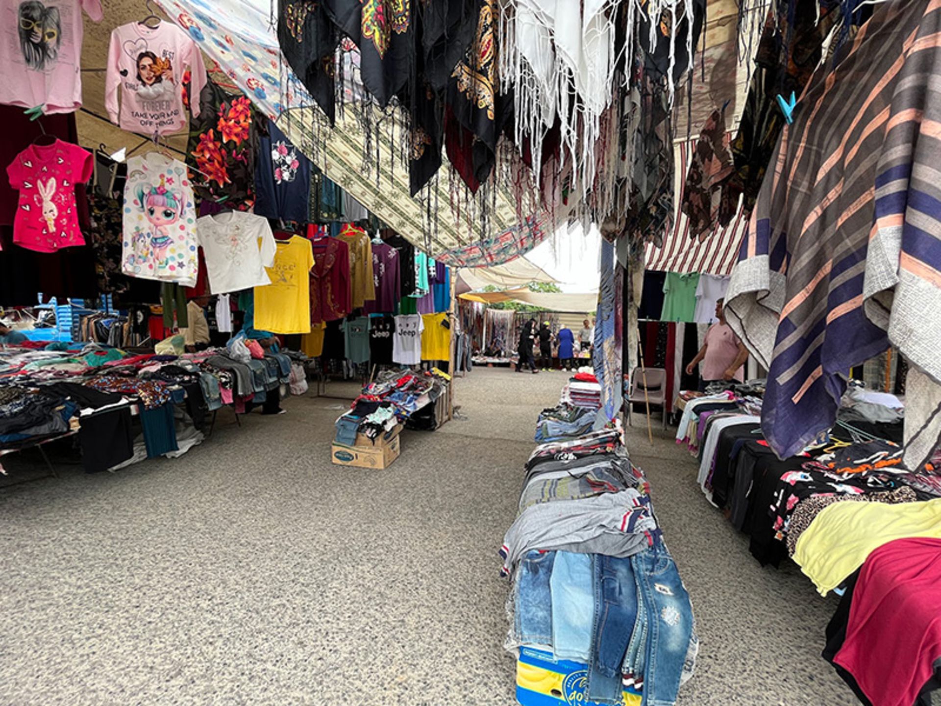 فروشگاه های لباس در بازار هفتگی ماسال