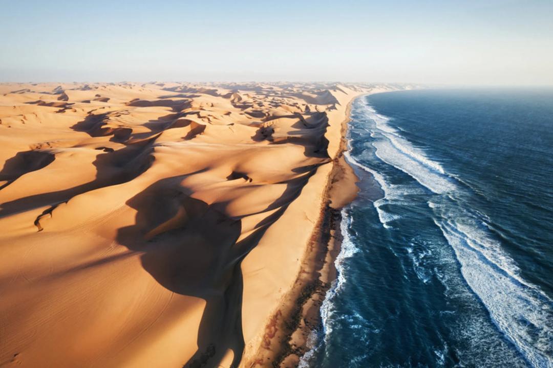 کویر نامیب (Namib Desert) در کنار امواج اقیانوس اطلس
