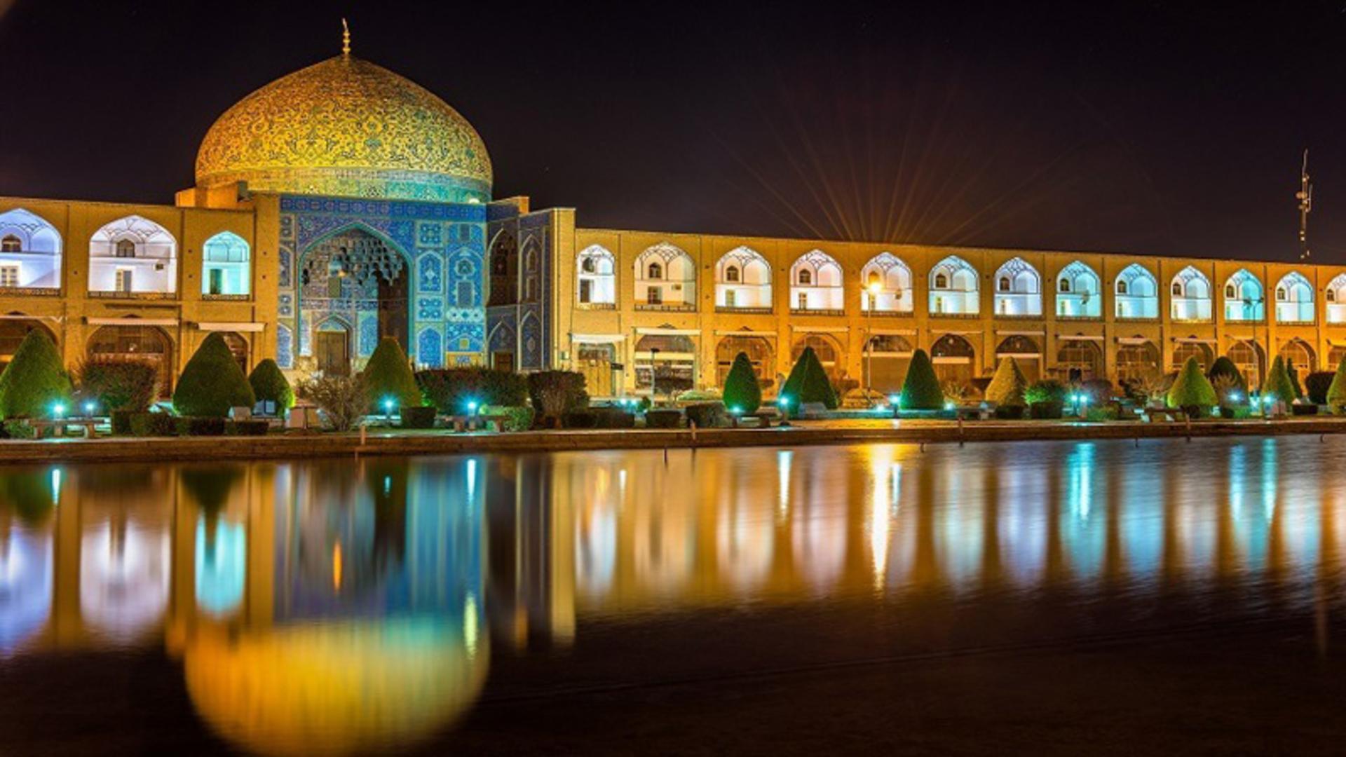 مسجد شیخ لطف‌الله در شب با گنبد طلایی 
