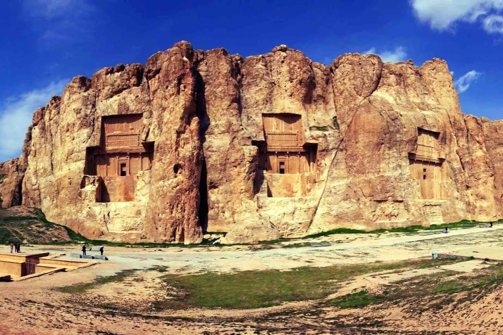 مقبره‌های تراشیده شده در صخره‌های عظیم باستانی نقش رستم (Naqsh-e Rostam) در فارس