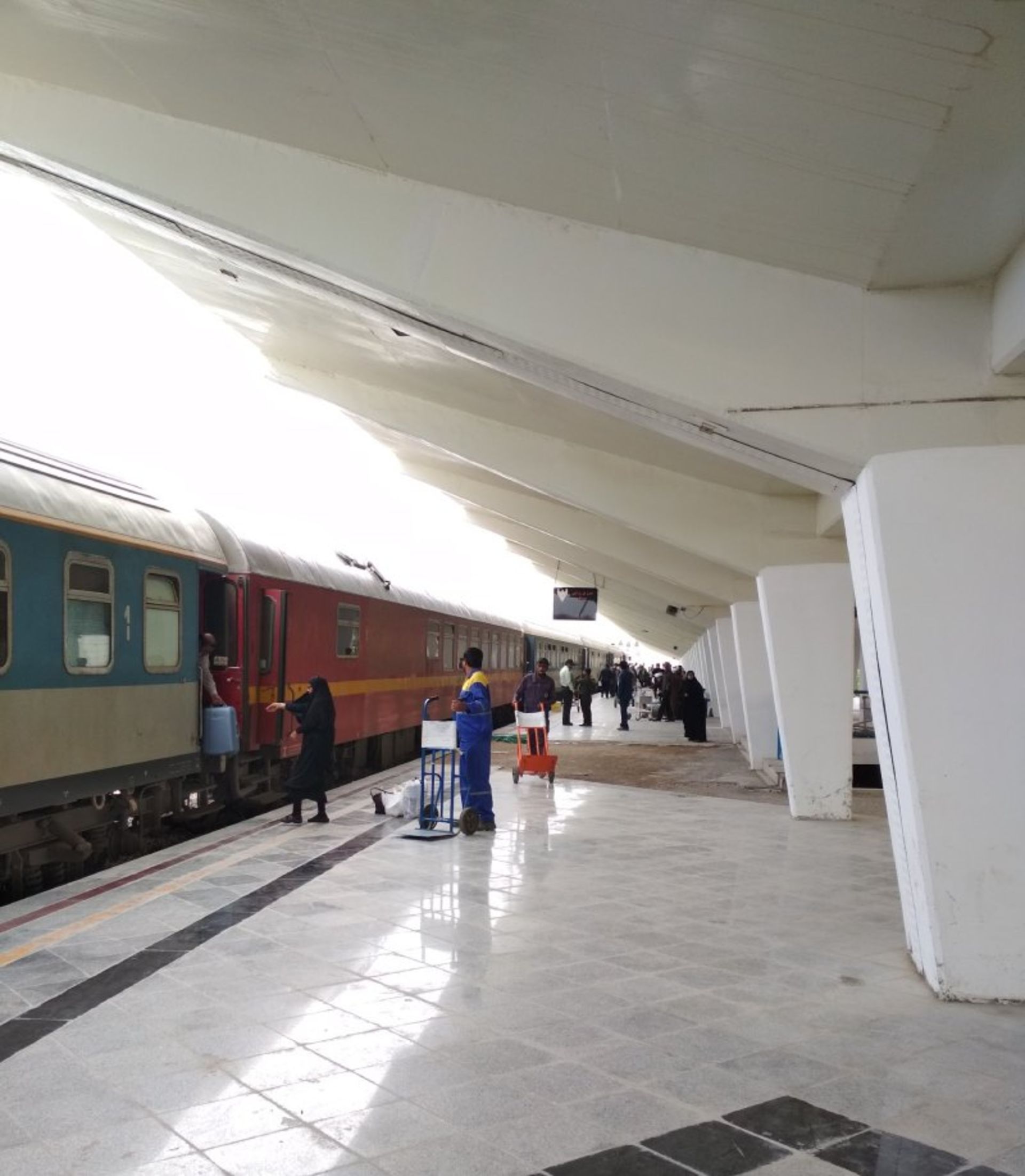 مسافران و قطار در ایستگاه راه آهن بندر عباس