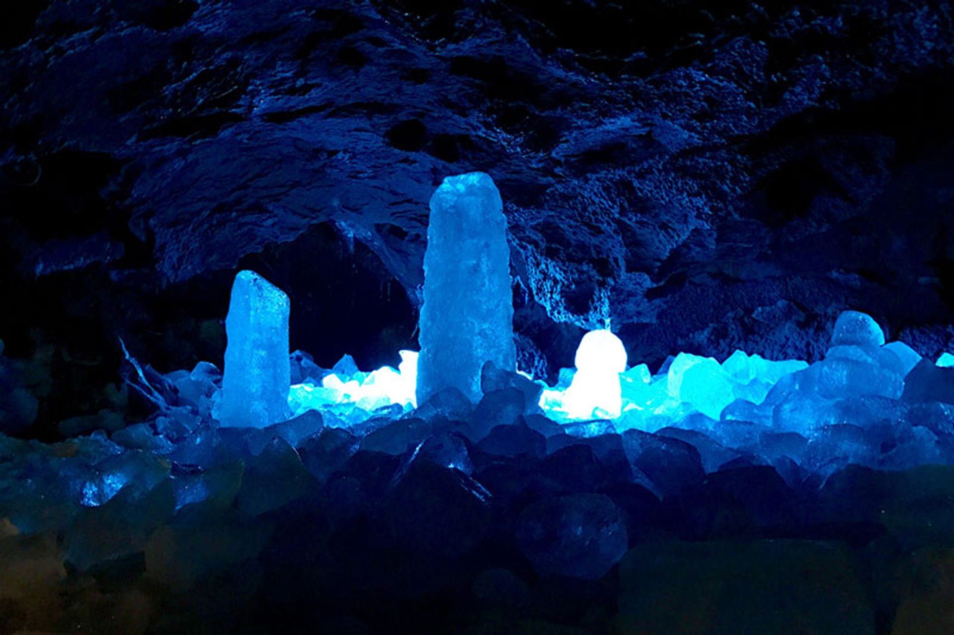 فضای داخلی غار ناروساوا با نور آبی