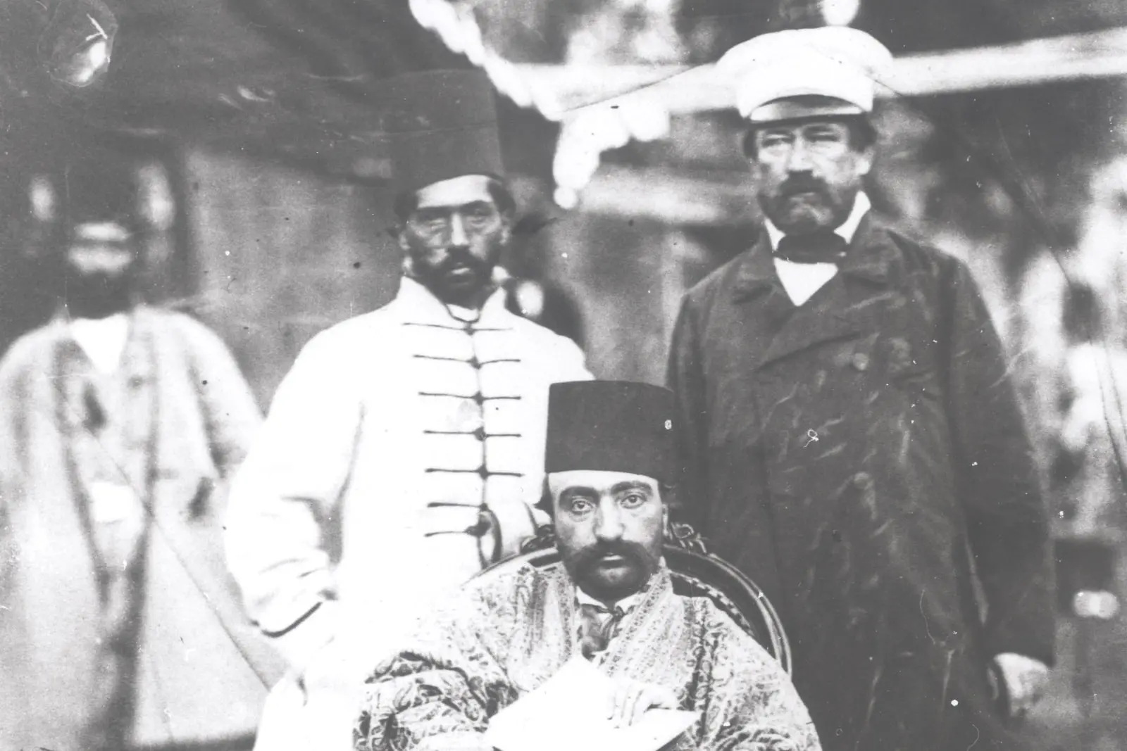 ناصرالدین‌شاه (Nasser al-Din Shah) در کنار دکتر طولوزان (Dr. Tolluzan) در ییلاق شهرستانک