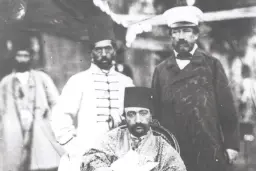 سفر در زمان؛ عکس یادگار ناصرالدین شاه با دکتر فرانسوی خود!