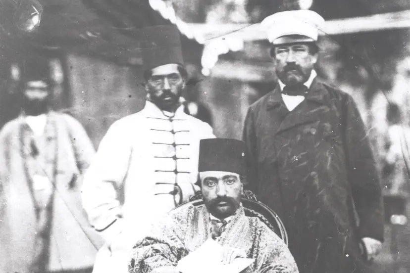 ناصرالدین‌شاه (Nasser al-Din Shah) در کنار دکتر طولوزان (Dr. Tolluzan) در ییلاق شهرستانک