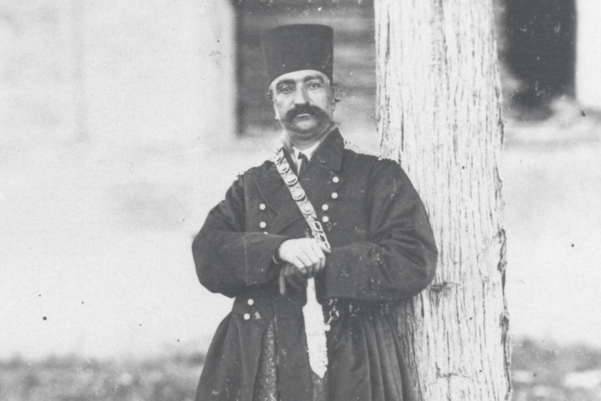 ناصرالدین شاه (Naser al-Din Shah) با لباس نظامی در فضای باز