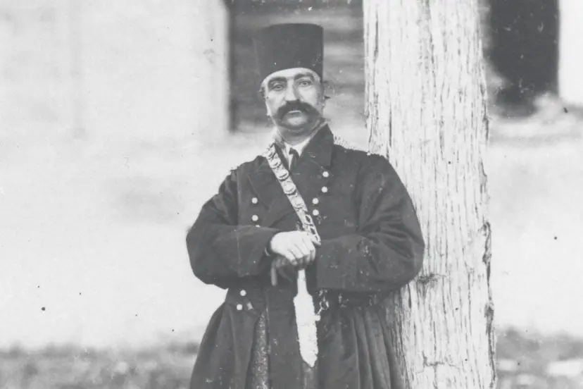 ناصرالدین شاه (Naser al-Din Shah) با لباس نظامی در فضای باز