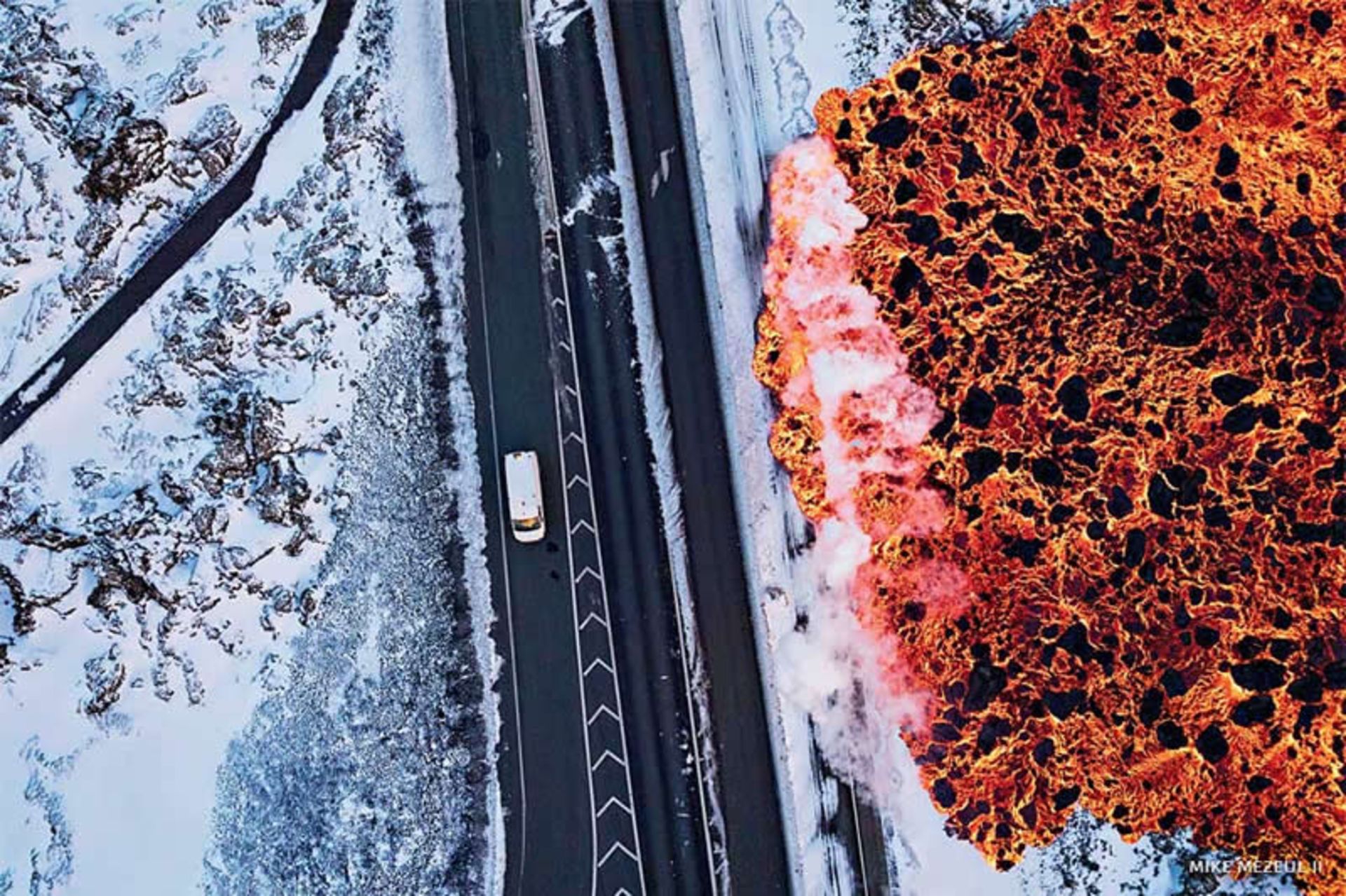 عکس پهپادی از فوران آتشفشان در کنار جاده