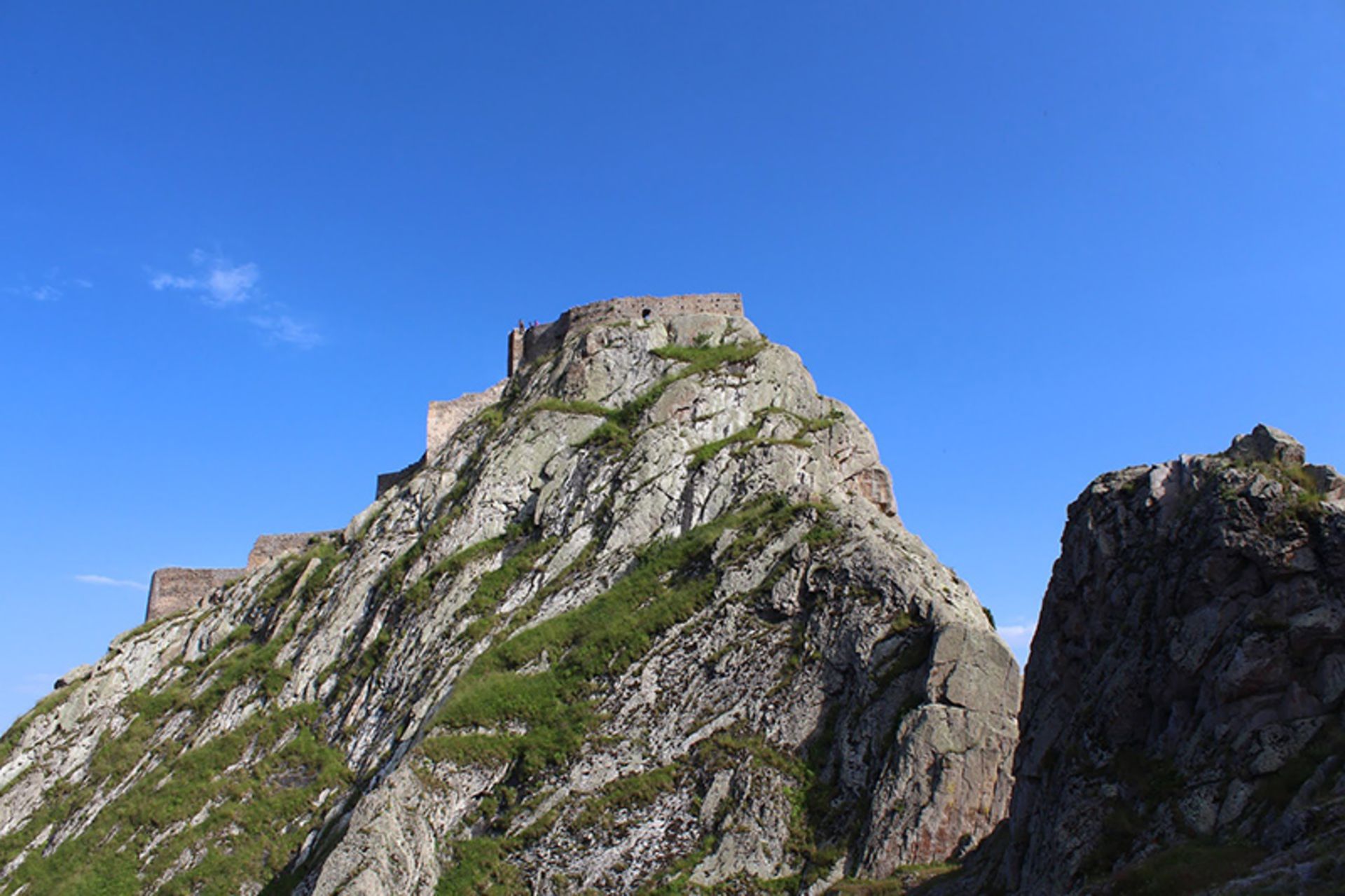 قلعه بابک در قله کوه