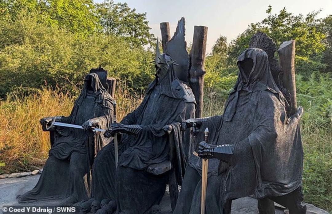 مجسمه سیاه ناظران (Nazgûl) در دنیای ارباب حلقه‌ها با شمشیر