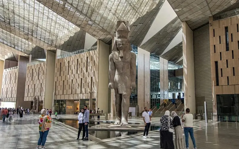 گردشگران در حال عکس گرفتن از آثار موزه بزرگ مصر