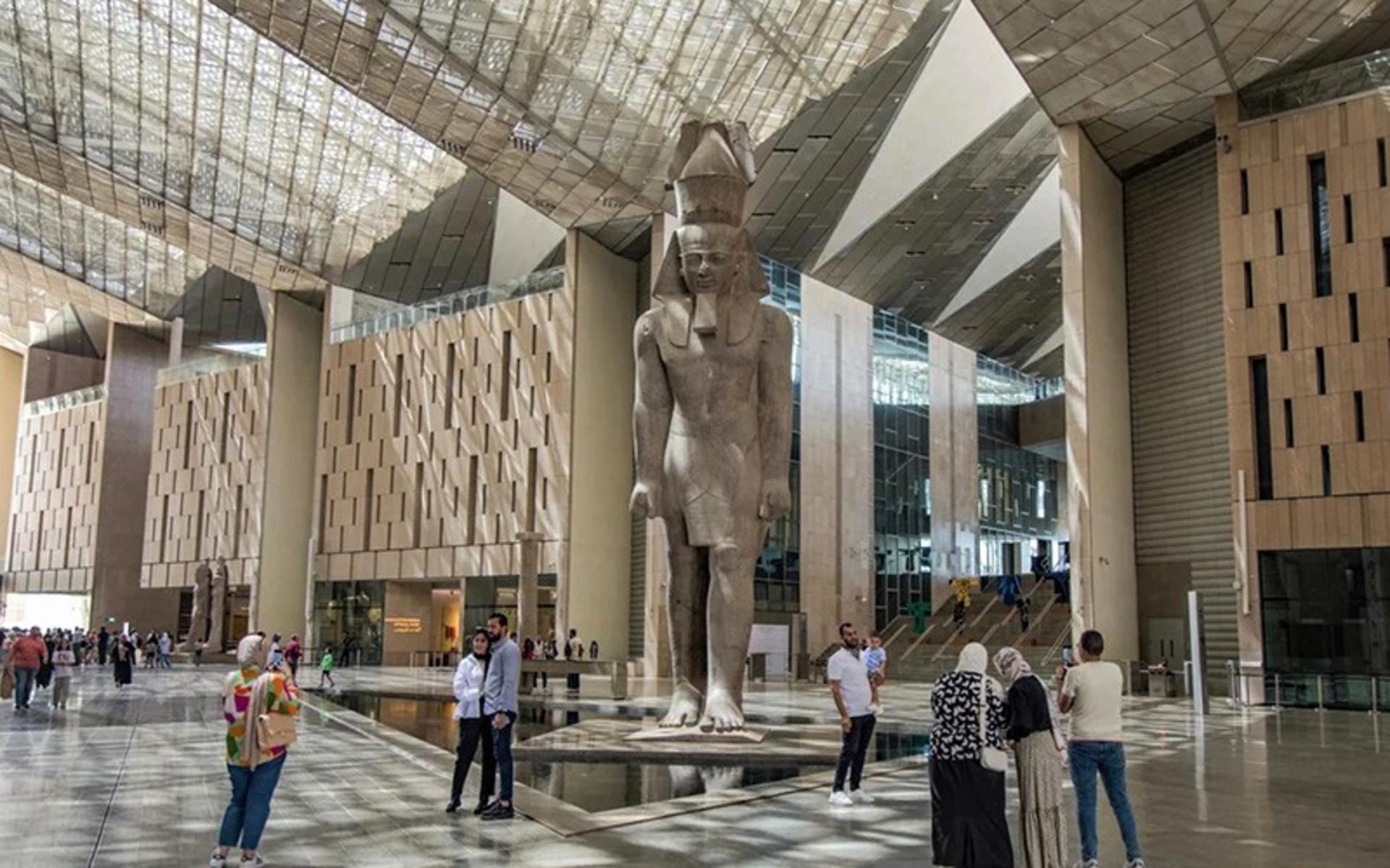 گردشگران در حال عکس گرفتن از آثار موزه بزرگ مصر