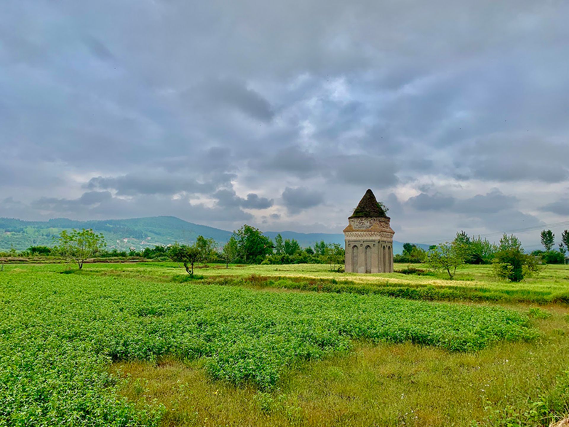 شاطر گنبد در میان مزارع سرسبز ساری