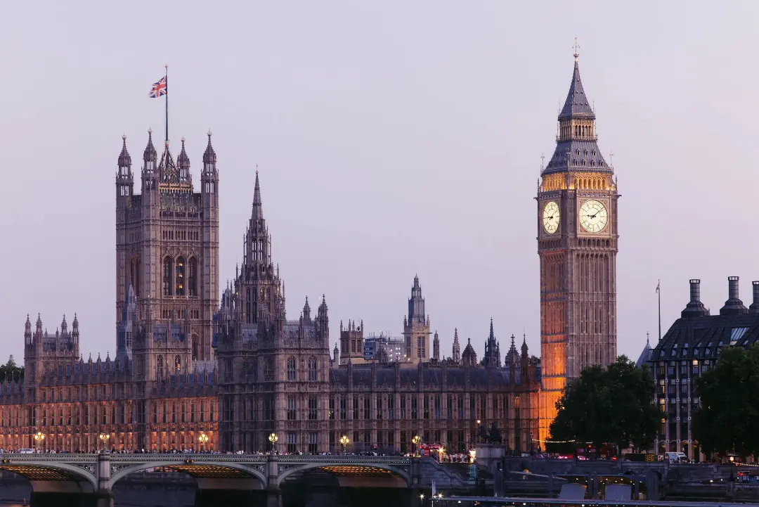 ساختمان پارلمان (Palace of Westminster) با برج ساعت بیگ بن (Big Ben) در سبک نئوگوتیک