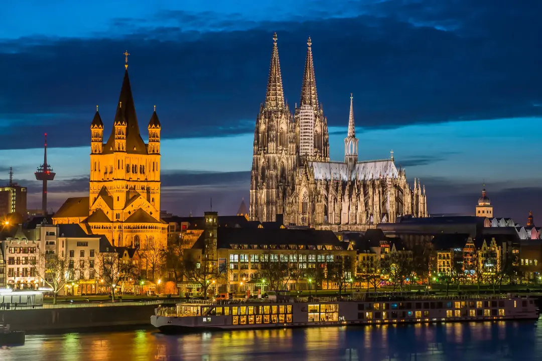 کلیسای جامع کلن (Cologne Cathedral) با معماری نئوگوتیک در مقابل رود راین