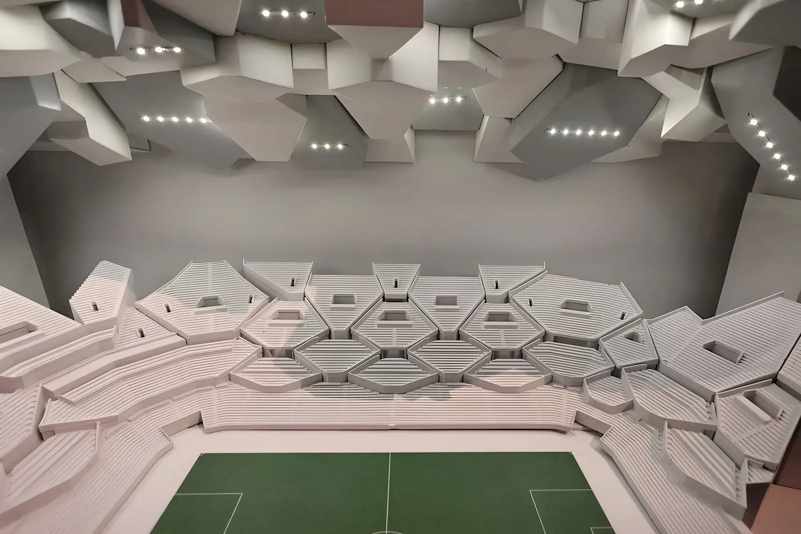 ماکت معماری مدرن استادیوم نئوم (Neom Stadium) با طراحی هندسی و سقف چندوجهی