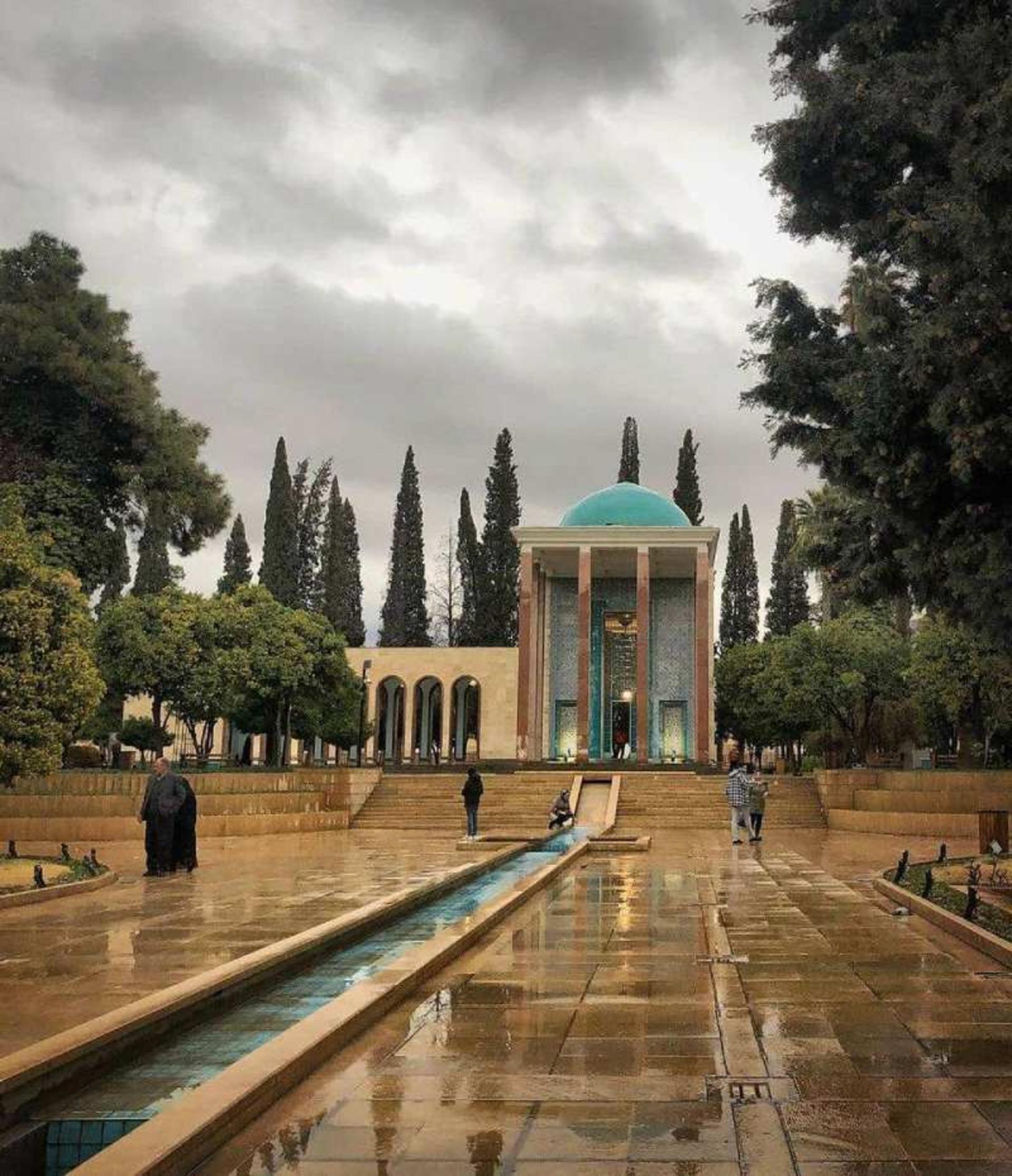 محوطه و آرامگاه سعدیه شیراز در هوای بارانی