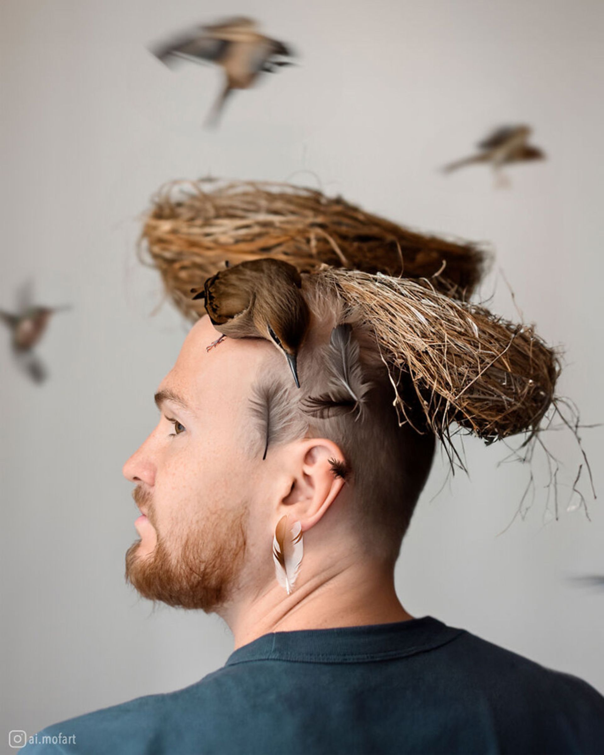 مردی با لانه و پرنده روی سر