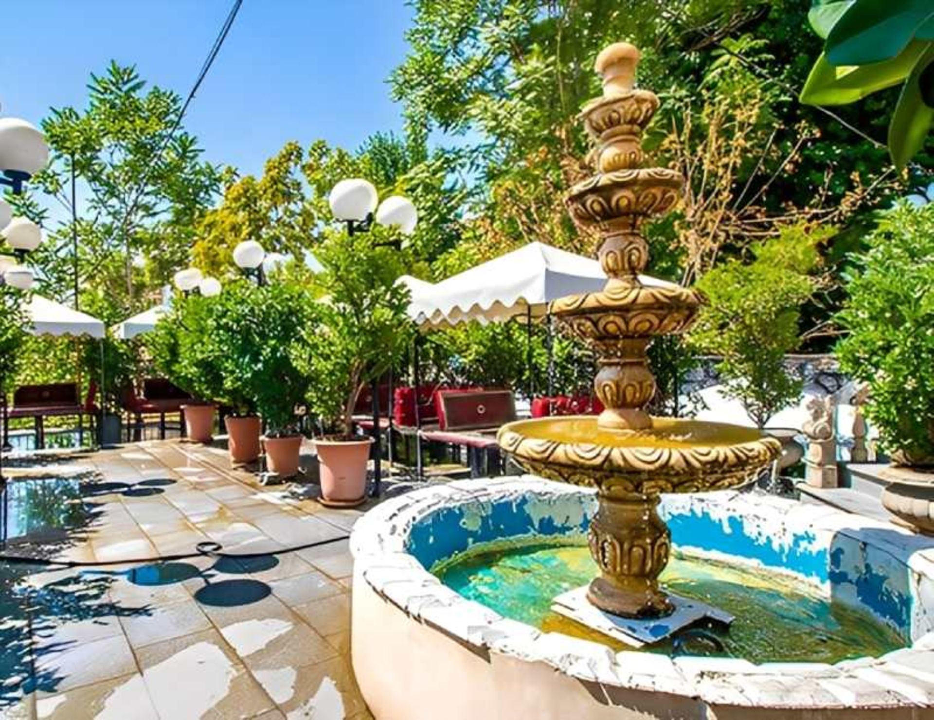 فضای باز باغ رستوران پایتخت فرحزاد