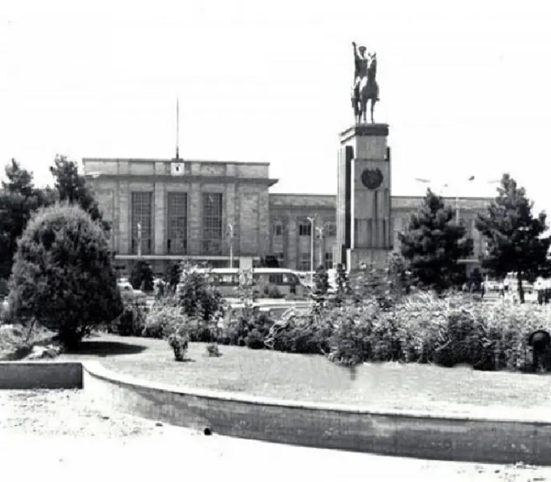 خیابان ولیعصر، میدان راه آهن