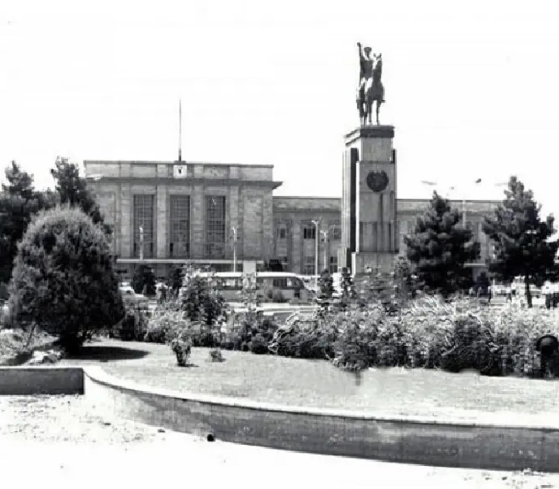 خیابان ولیعصر، میدان راه آهن