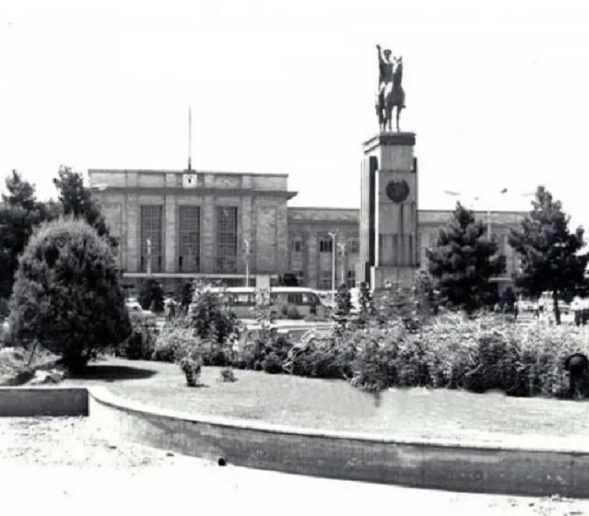 خیابان ولیعصر، میدان راه آهن