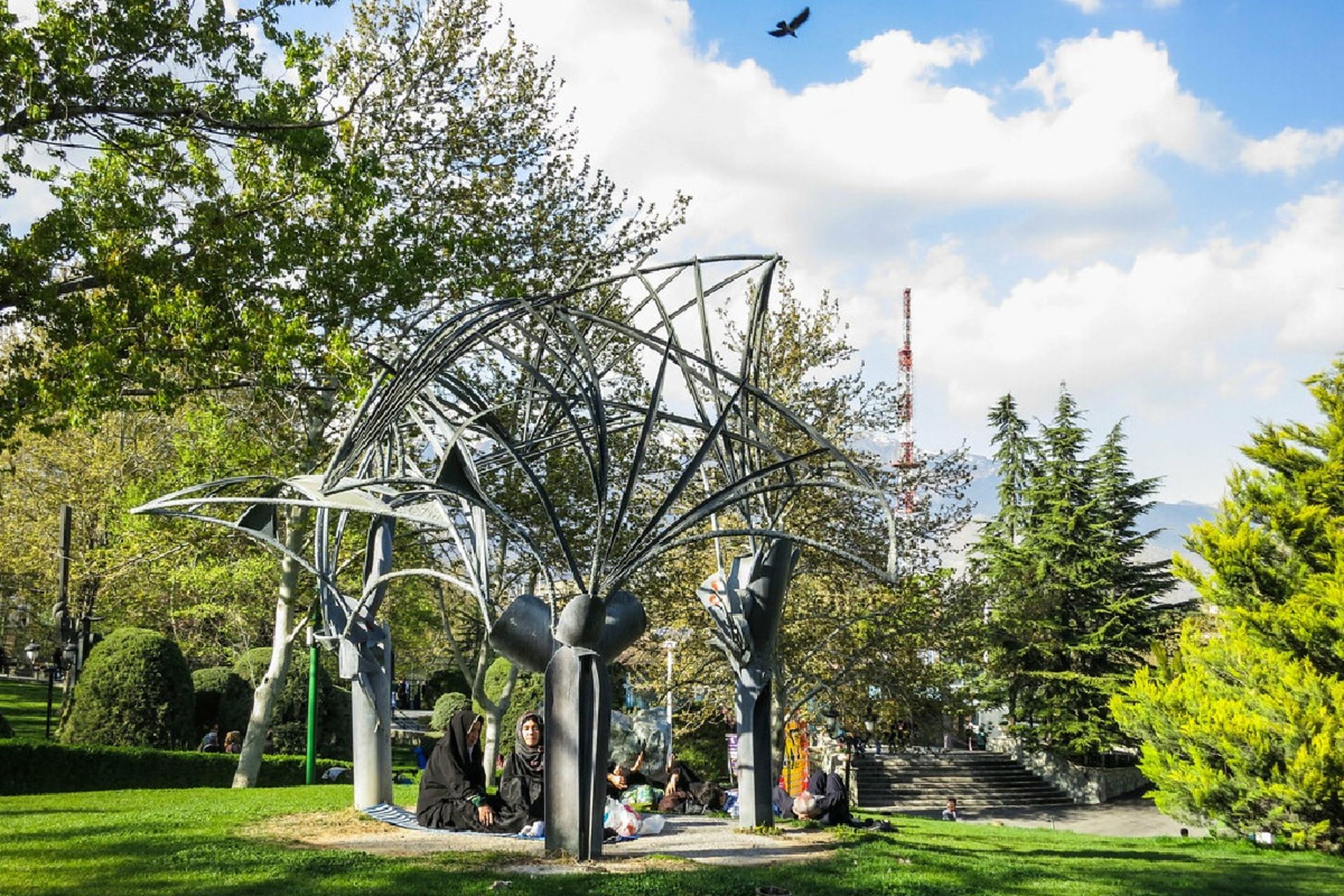 مجسمه نخل طلایی پارک ملت