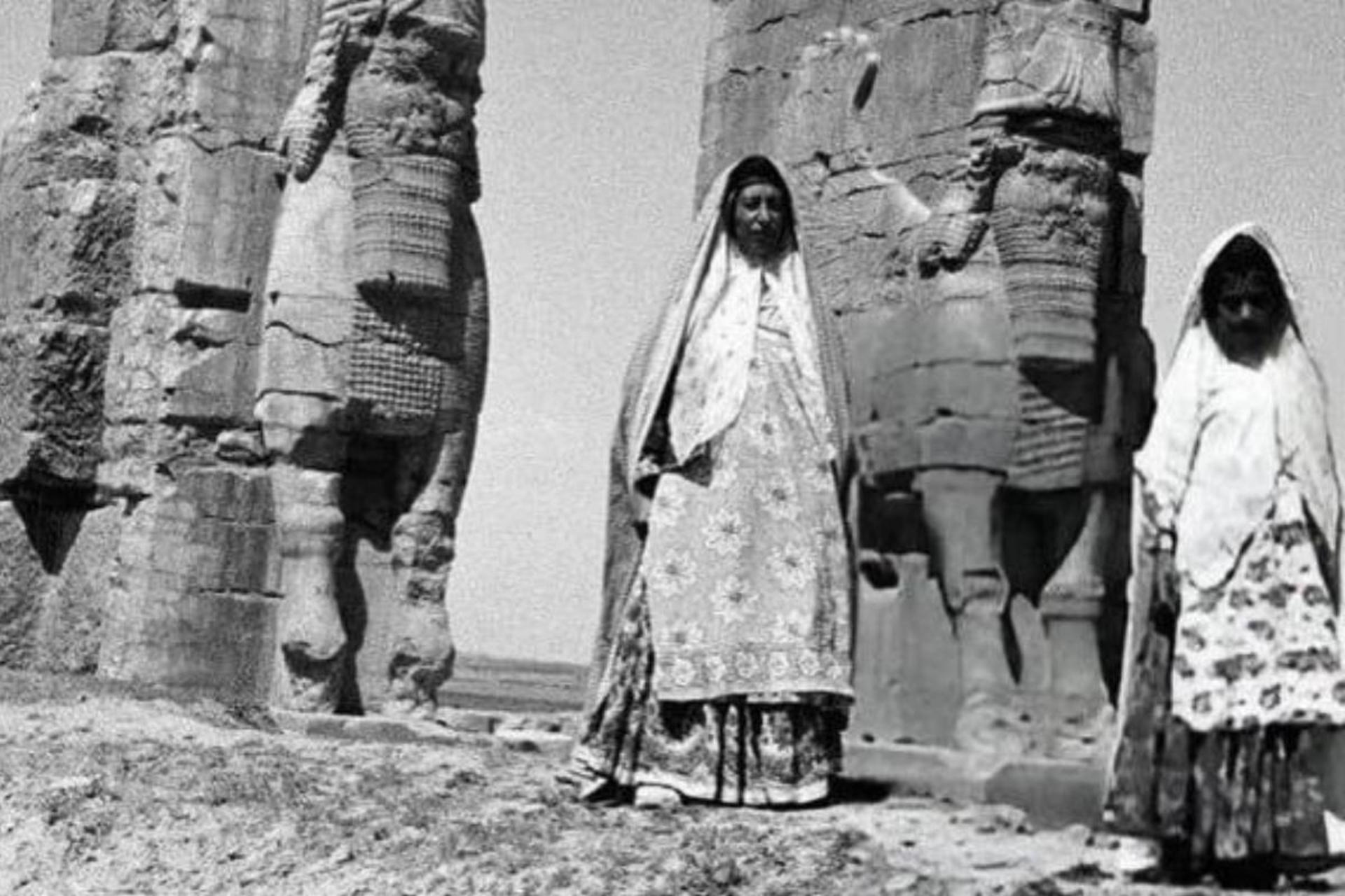 عکس قدیمی زنان در تخت جمشید