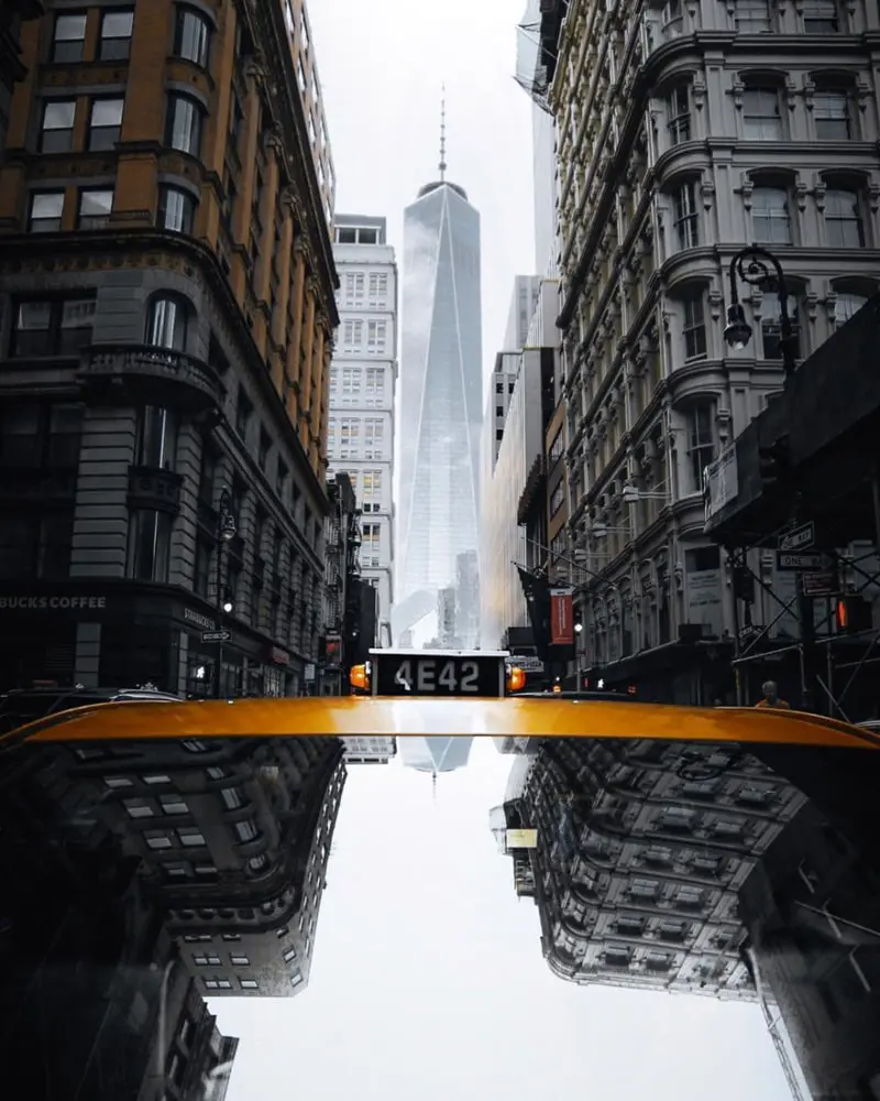 انعکاس تصویر ساختمان ها در شیشه خودرو