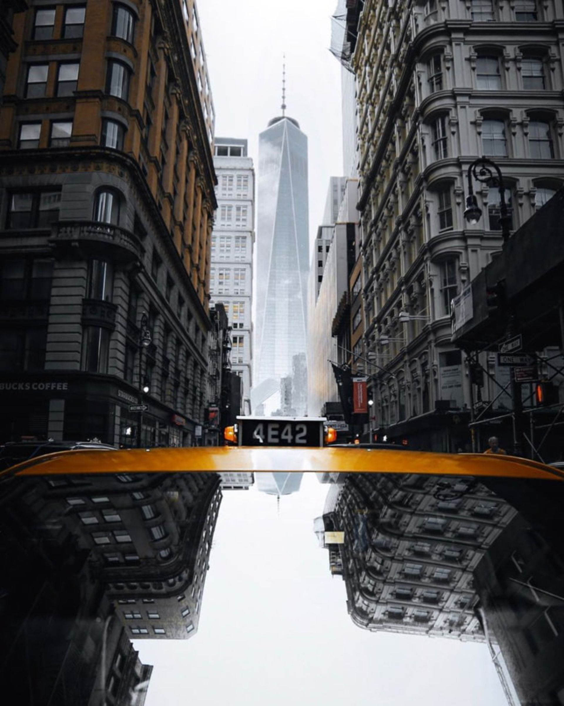 انعکاس تصویر ساختمان ها در شیشه خودرو