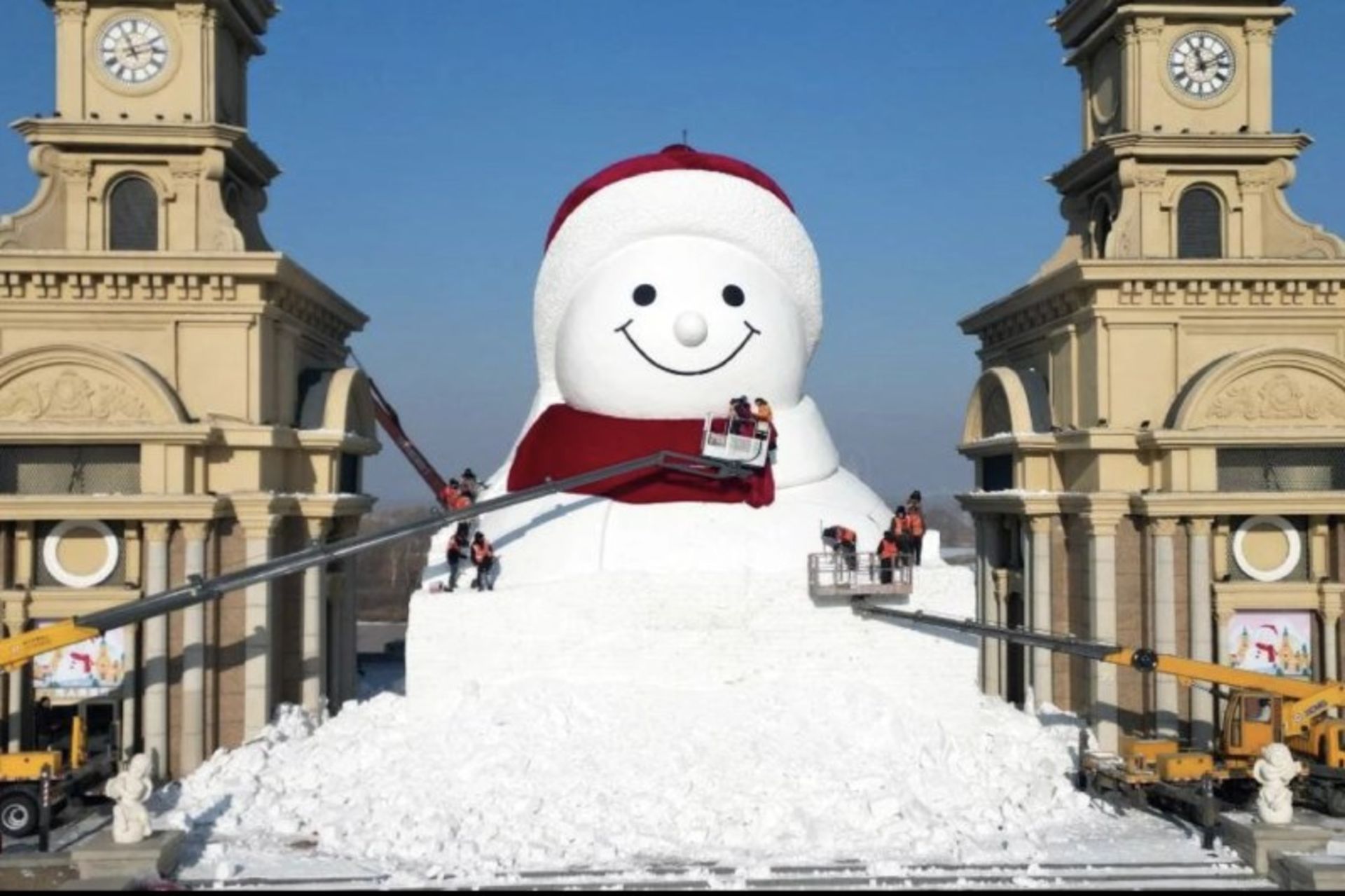 کارگران در حال ساخت آدم برفی شهر هاربین