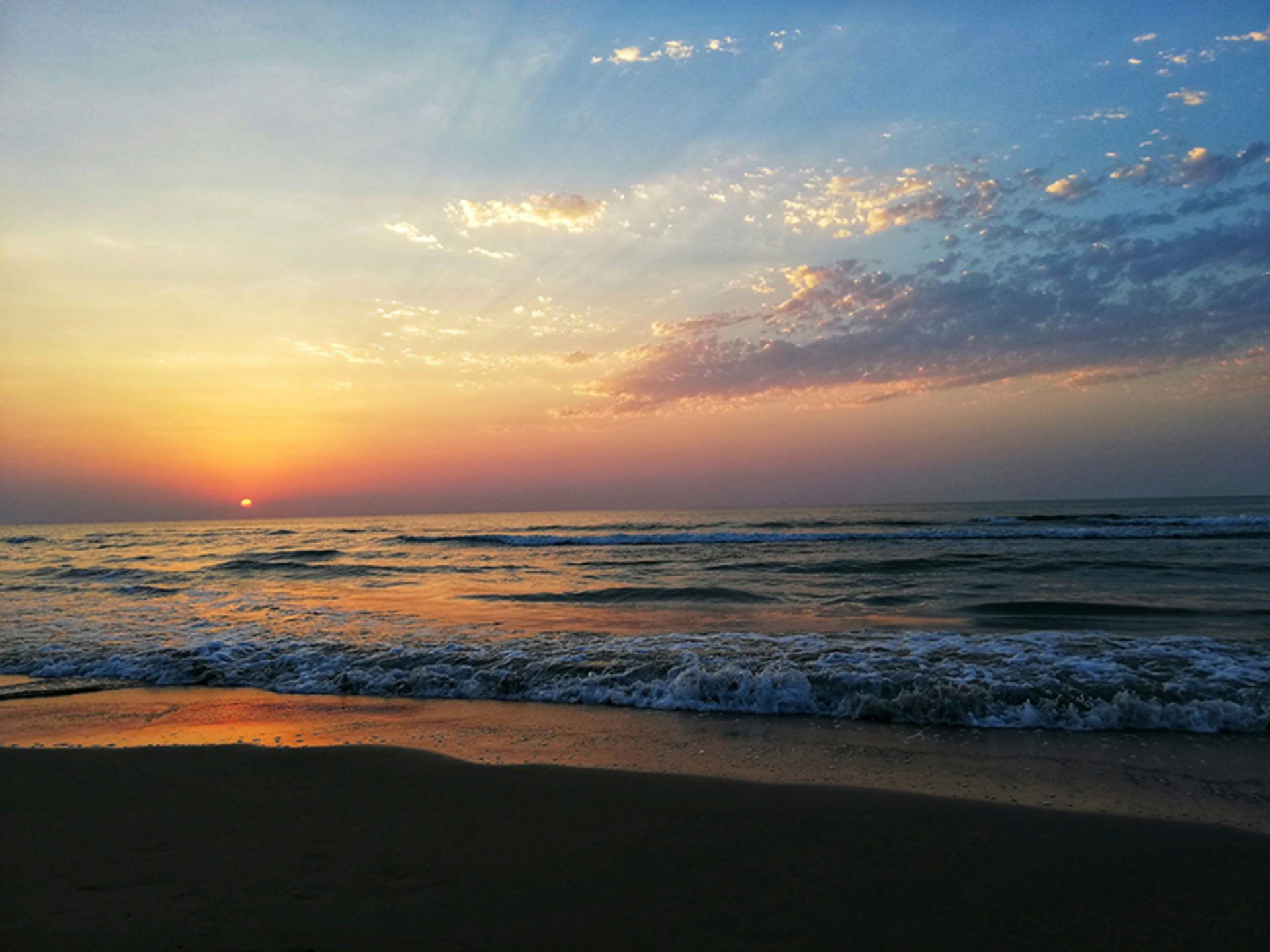 امواج دریای خزر در ساحل نور