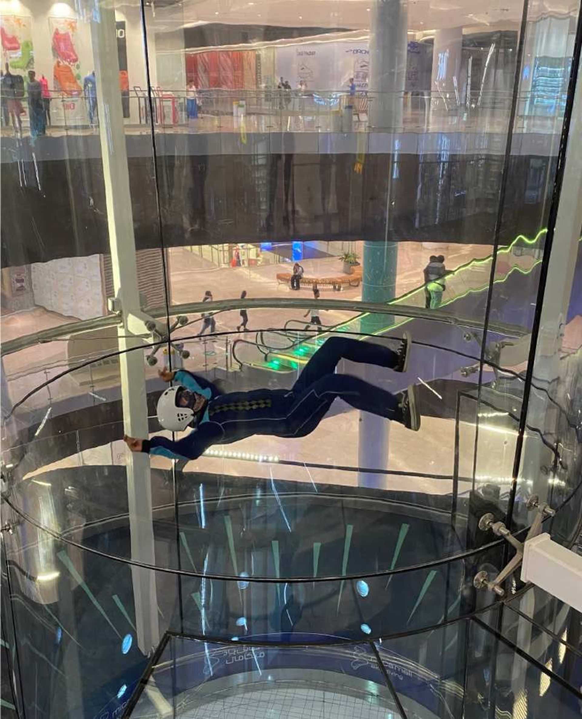 فردی با لباس مخصوص درون تونل باد میکامال کیش