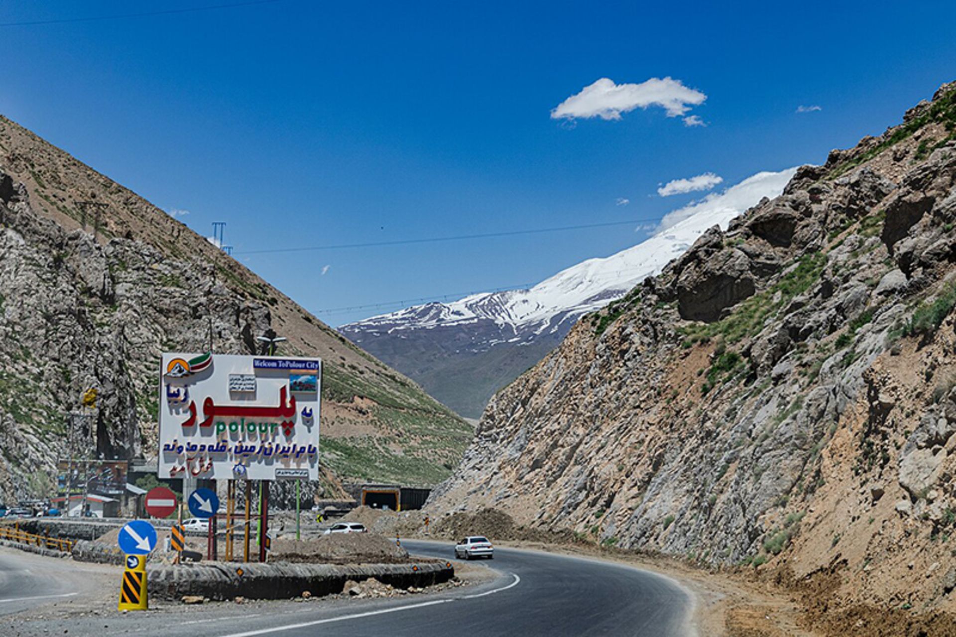 تابلوی روستای پلور در جاده هراز