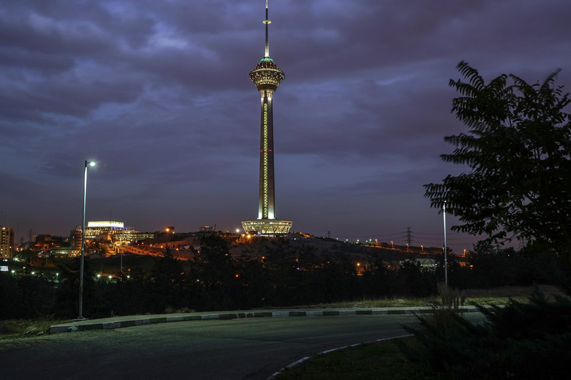 برج میلاد در شب