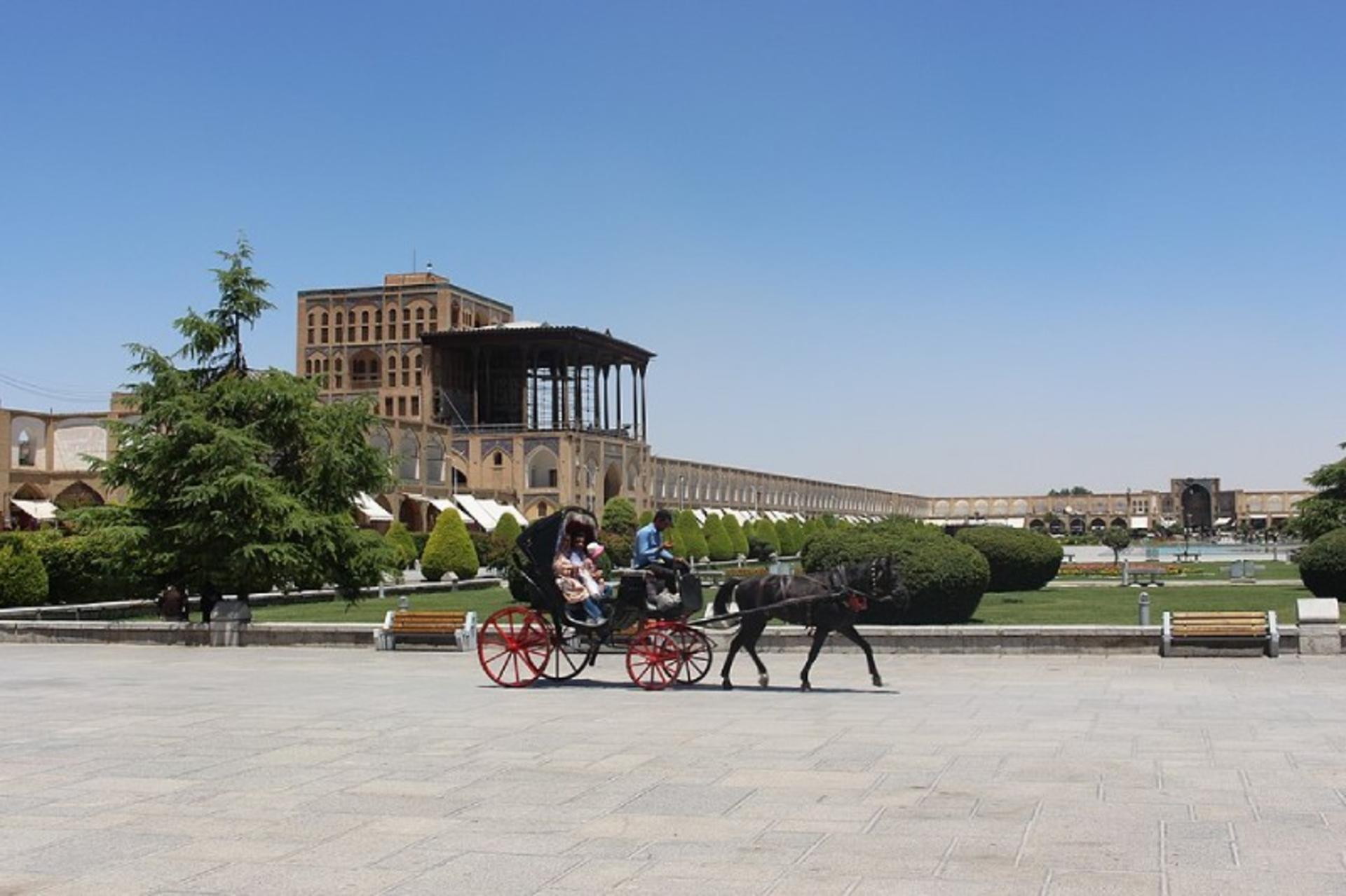 درشکه سواری در میدان نقش جهان اصفهان