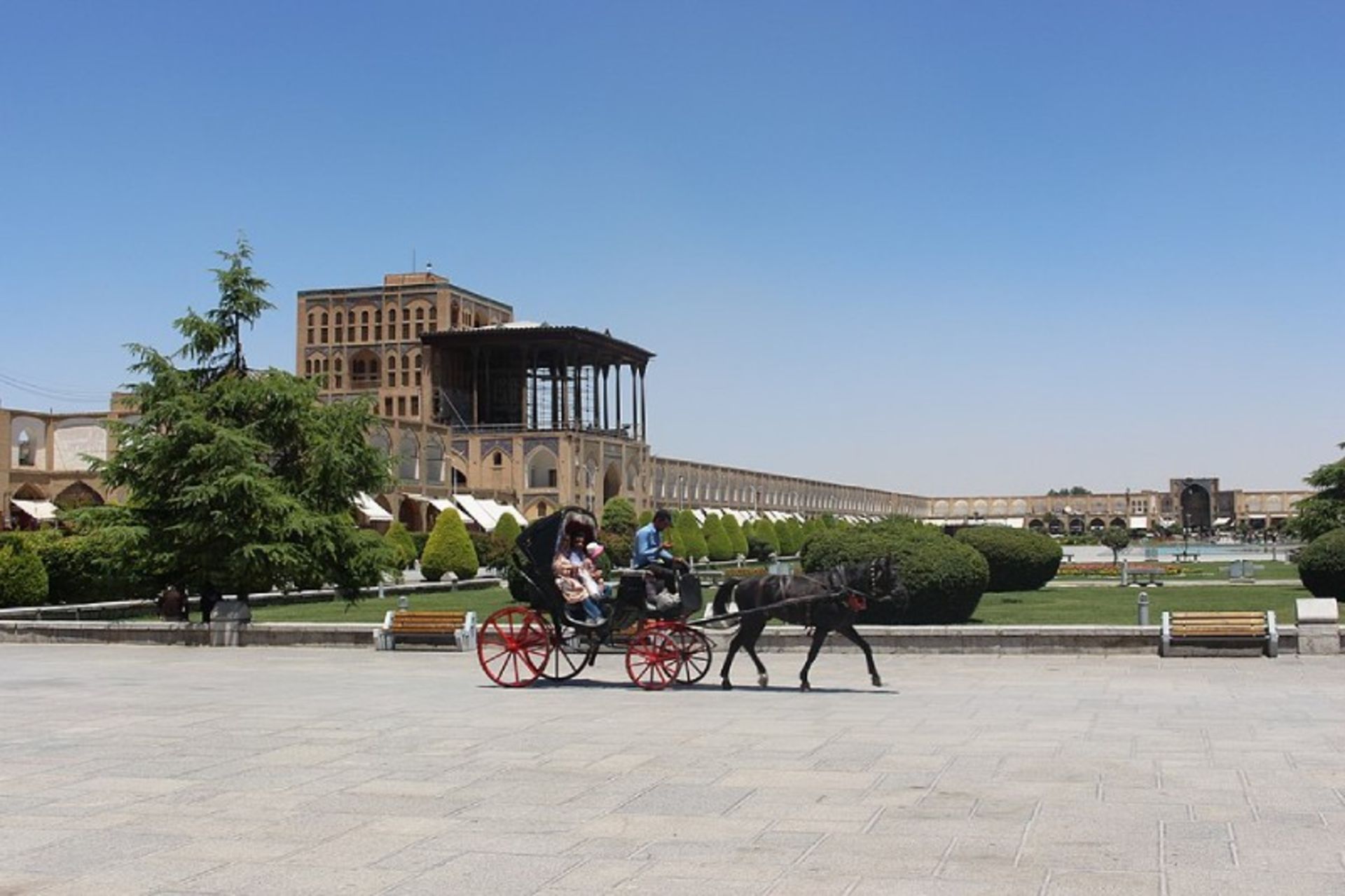 درشکه سواری در میدان نقش جهان اصفهان