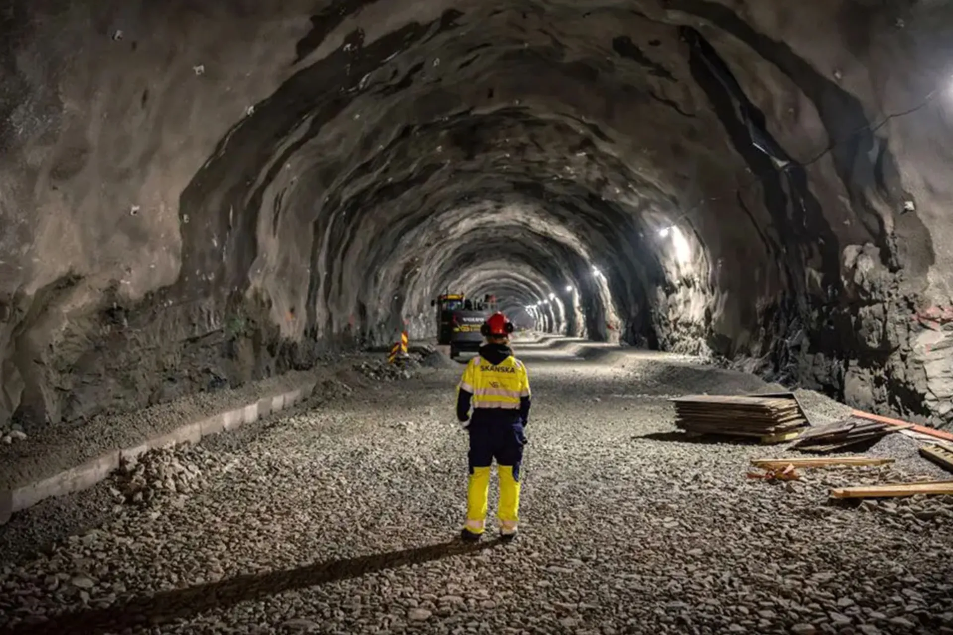 نمایی که عظمت حفاری در عمق ۳۹۲ متری زمین برای تونل روگ‌فست را نشان می‌دهد