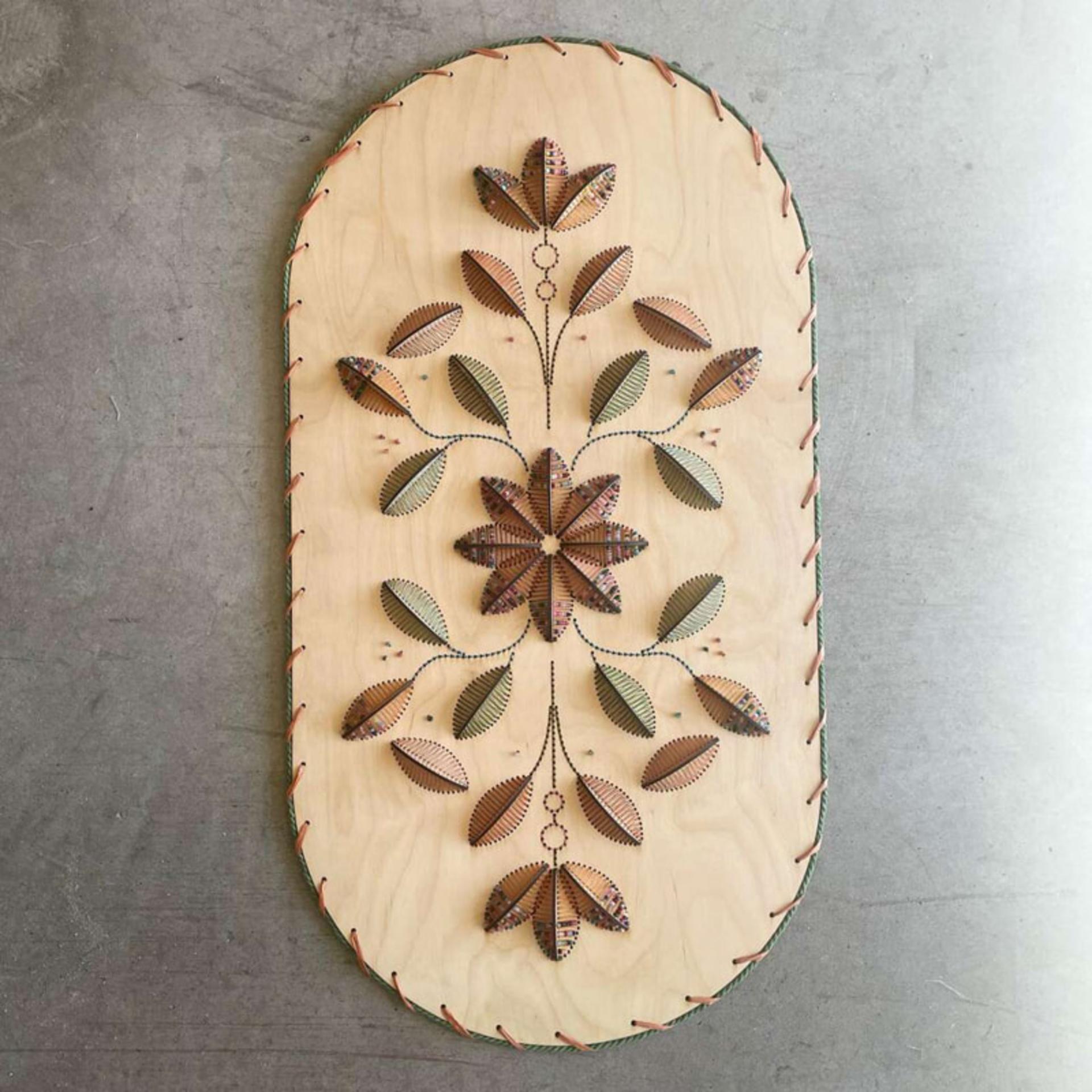 گلدوزی بر صفحه چوبی بیضی