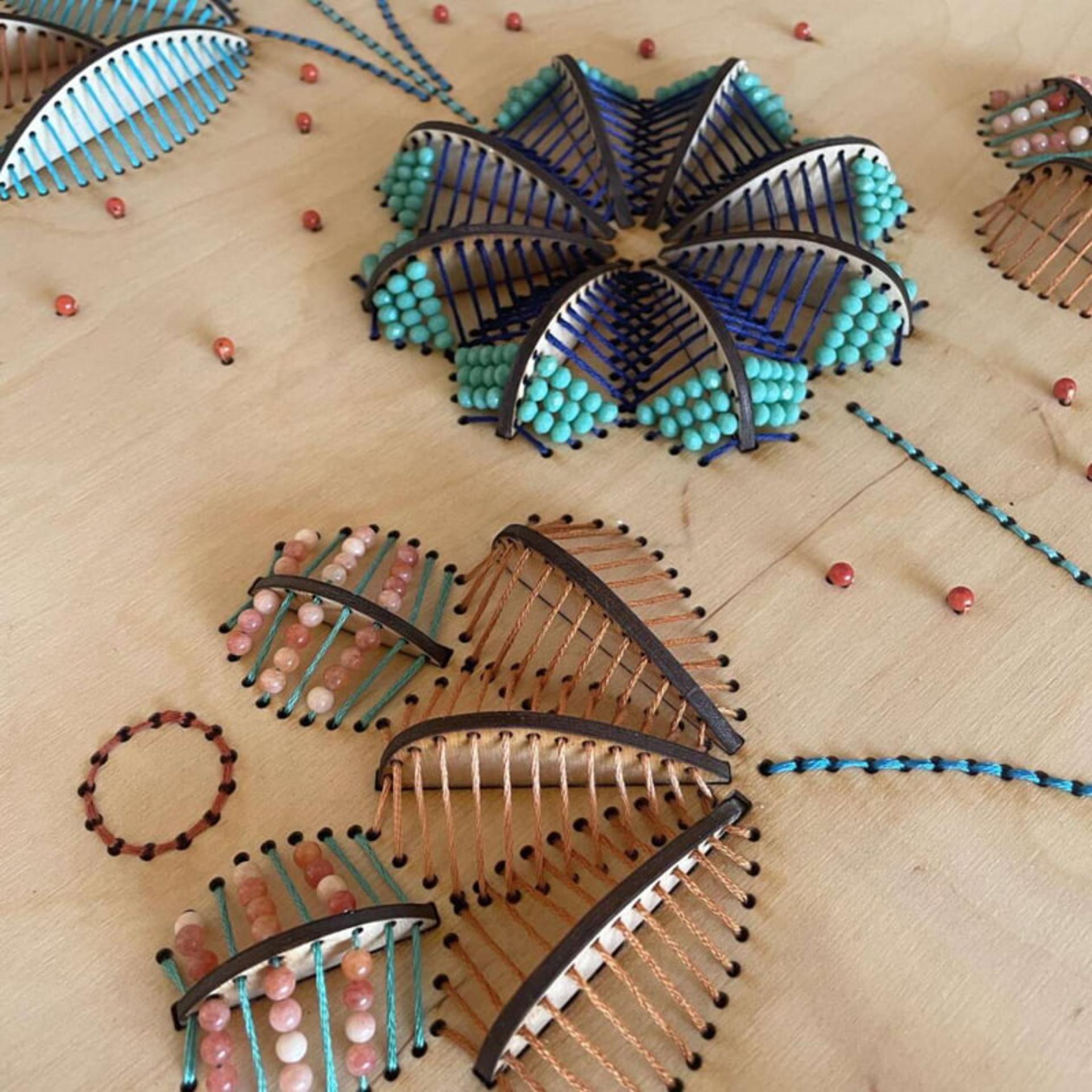 نقوش گلدار سنتی روی چوب