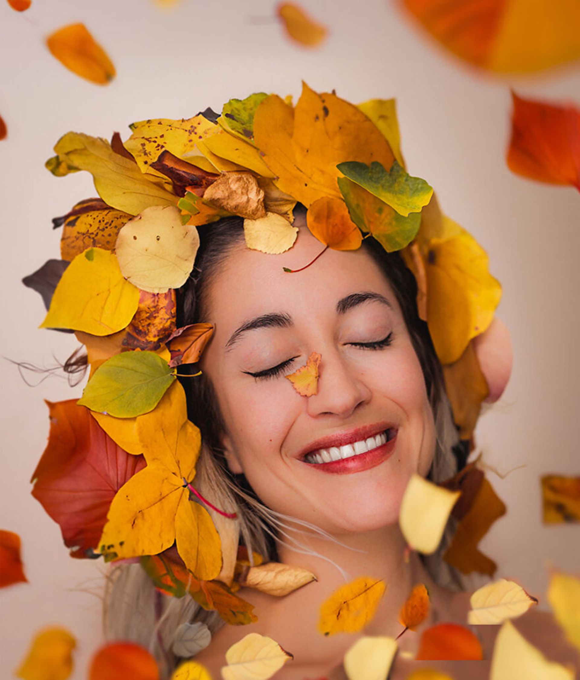 پرتره زنی با برگ های زرد و نارنجی پاییزی