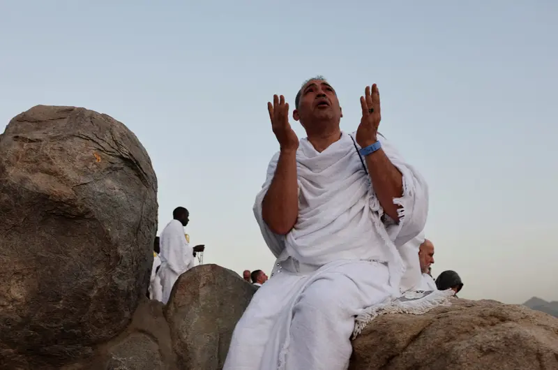 زائر مسلمان در حال دعا در جبل الرحمه