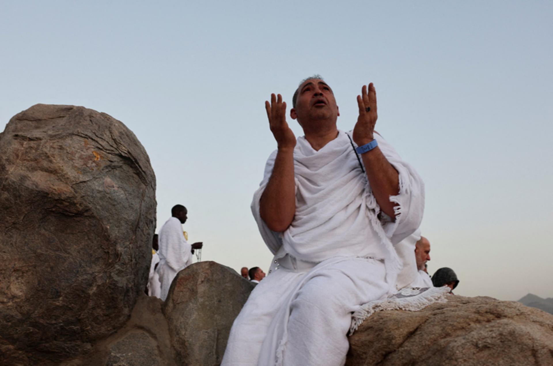 زائر مسلمان در حال دعا در جبل الرحمه