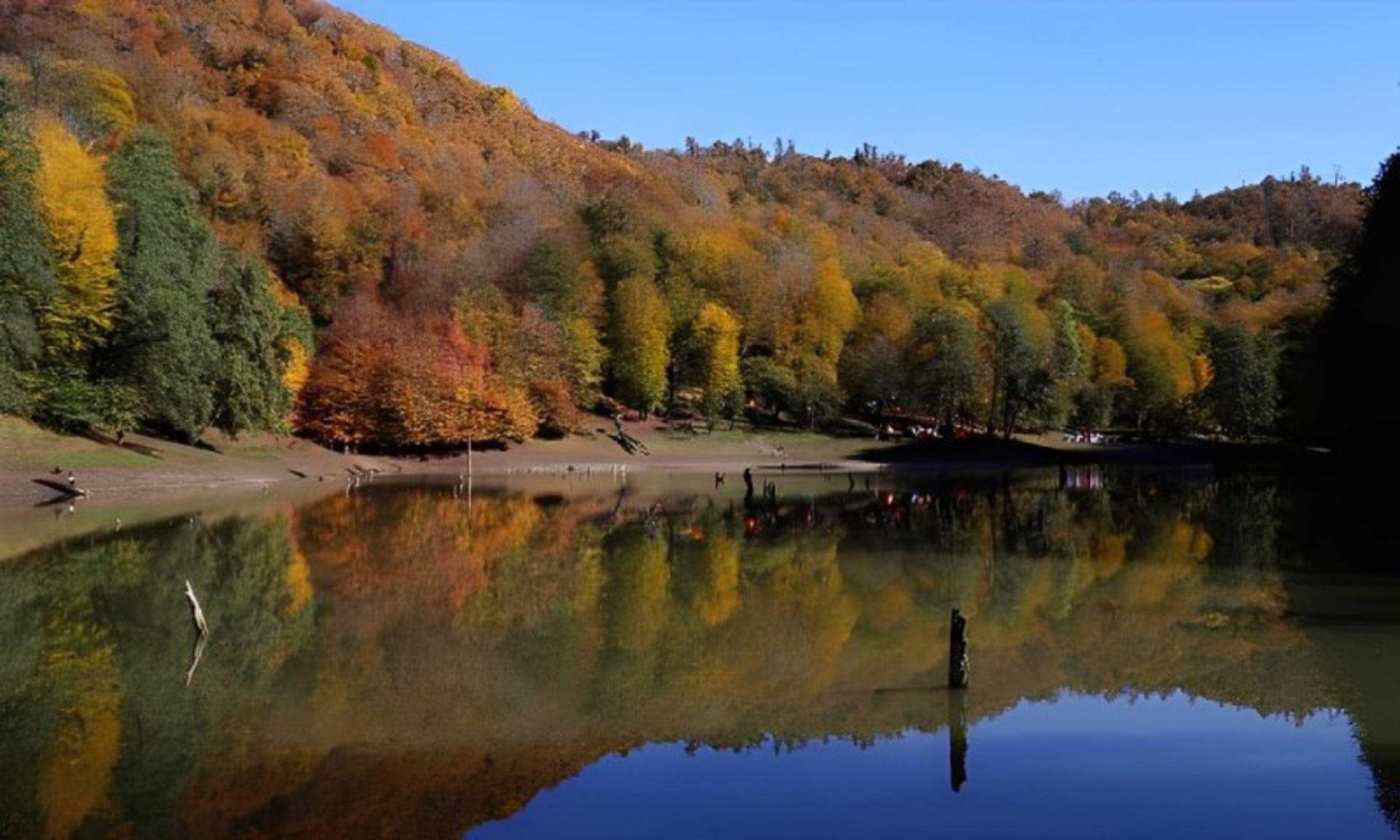 طبیعت پاییزی اطراف دریاچه عروس