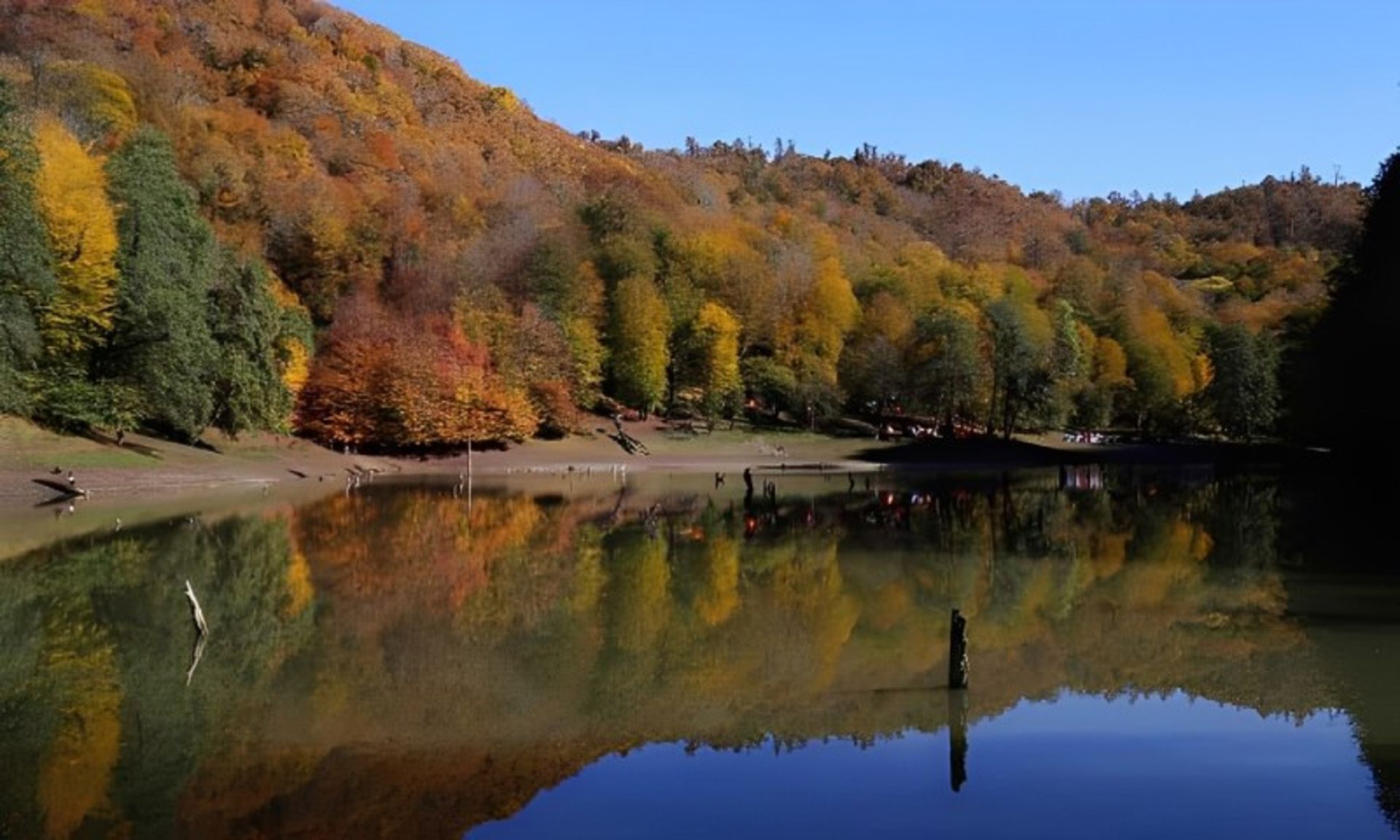 طبیعت پاییزی اطراف دریاچه عروس