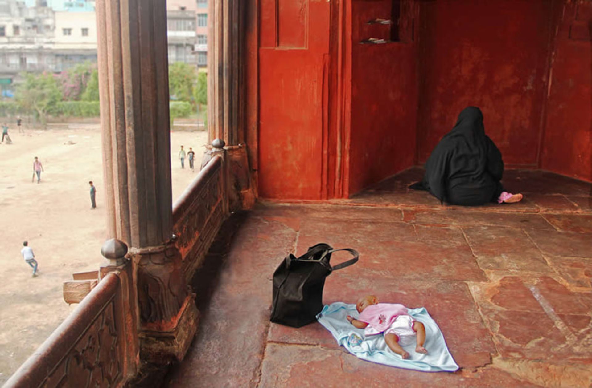 زن نمازگزار در ایوان مسجد جامع دهلی